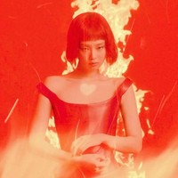 Tampil fearless di depan kobaran api. Warna merah seolah menjadi statement album Jennie yang dirilis pada 7 Maret 2025. Dia memakai Leather Corset Draped Mini Dress dari rumah mode Italia Versace seharga US$8,575 atau Rp 140 juta. Foto: dok. YouTube JENNIE