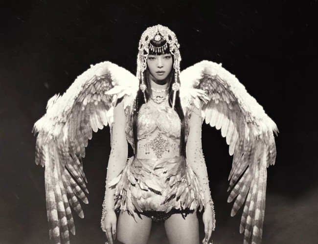 Tanpa teaser dan spoiler, Jennie kemudian merilis video klip lagu ‘ZEN’ yang konsepnya cenderung lebih dark dibandingkan ‘Mantra’. Penggemar menduga dia merujuk pada penampilan Athena, dewi perang dari mitologi Yunani yang dilambangkan oleh burung hantu. Dia mengenakan kostum berhias bulu karya desainer Jepang, Tanaka Daisuke. Foto: dok. YouTube JENNIE