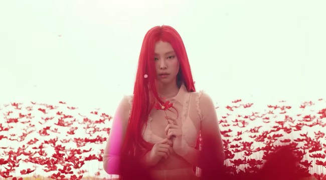 CEO ODD ATELIER itu juga terlihat memakai Medusa Knit Crop Polo putih yang menerawang dari brand fashion Paris, GCDS. Harga atasan tersebut mencapai $810 atau sekitar Rp 13 jutaan. Foto: dok. YouTube JENNIE