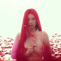 CEO ODD ATELIER itu juga terlihat memakai Medusa Knit Crop Polo putih yang menerawang dari brand fashion Paris, GCDS. Harga atasan tersebut mencapai $810 atau sekitar Rp 13 jutaan. Foto: dok. YouTube JENNIE