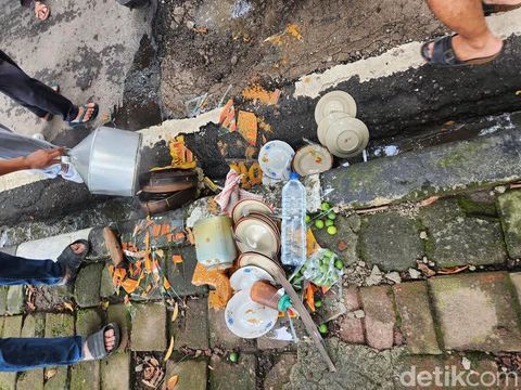 Gerobak bakso tahu jatuh saat melewati jalan bekas galian kabel di Bandung