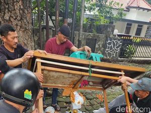 Sedih! Gerobak Bakso Tahu Terguling Akibat Lubang Galian Bandung