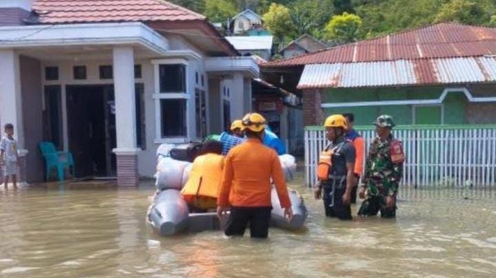 Banjir merendam 3 kecamatan di Kabupaten Gorontalo, Provinsi Gorontalo.