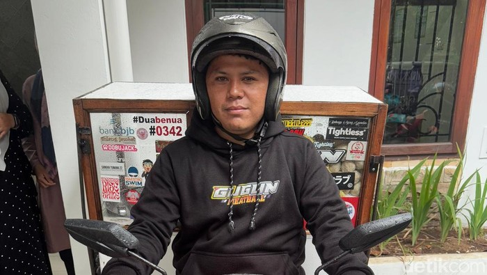 Gugun, penjual bakso keliling di Bandung.