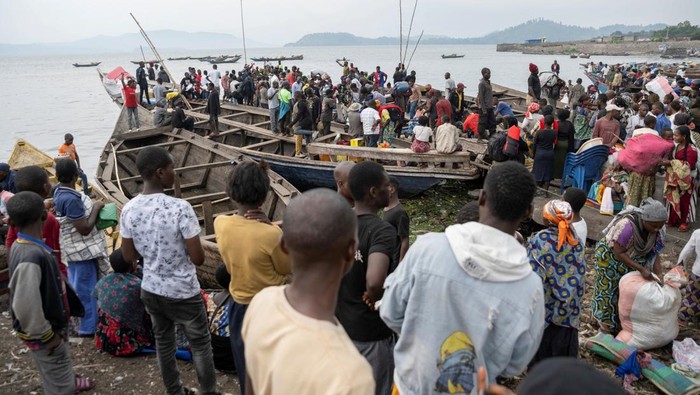 Civilians carry their belongings as they flee from the Nzulo camp for the internally displaced to Goma, as fighting intensifies between the M23 rebels and the Armed Forces of the Democratic Republic of the Congo (FARDC), near Goma, Democratic Republic of Congo January 22, 2025. REUTERS/Arlette Bashizi