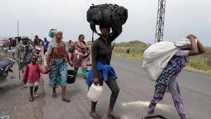 Civilians carry their belongings as they flee from the Nzulo camp for the internally displaced to Goma, as fighting intensifies between the M23 rebels and the Armed Forces of the Democratic Republic of the Congo (FARDC), near Goma, Democratic Republic of Congo January 22, 2025. REUTERS/Arlette Bashizi