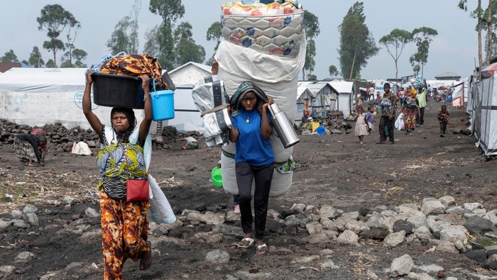Civilians carry their belongings as they flee from the Nzulo camp for the internally displaced to Goma, as fighting intensifies between the M23 rebels and the Armed Forces of the Democratic Republic of the Congo (FARDC), near Goma, Democratic Republic of Congo January 22, 2025. REUTERS/Arlette Bashizi