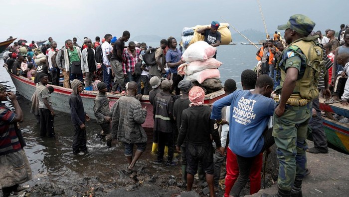 Horor Serangan Pemberontak di Kongo, Ribuan Orang Mengungsi Civilians carry their belongings as they flee from the Nzulo camp for the internally displaced to Goma, as fighting intensifies between the M23 rebels and the Armed Forces of the Democratic Republic of the Congo (FARDC), near Goma, Democratic Republic of Congo January 22, 2025. REUTERS/Arlette Bashizi