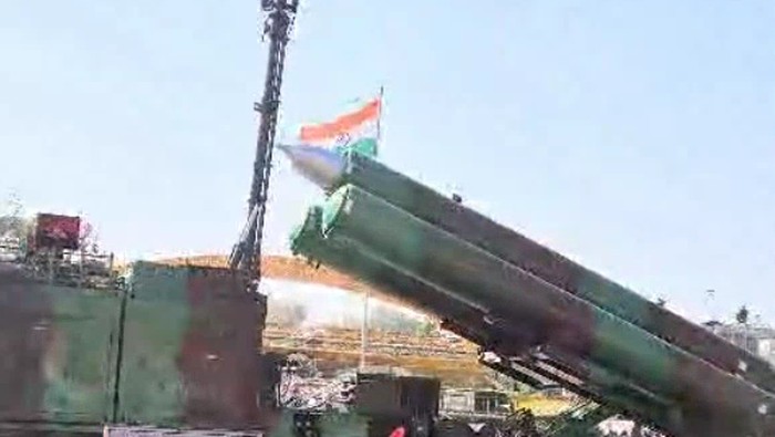 India turut memamerkan rudal BrahMos dalam parade militer.
Rudal berkekuatan supersonik itu melintas seusai penampilan marching band TNI, Taruna Akmil Magelang dan kendaraan infanteri.