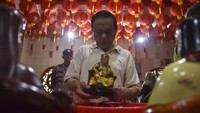 Tradisi memandikan patung dewa dan membersihkan altar itu sebagai simbol penyucian diri sekaligus memohon keberkahan. 