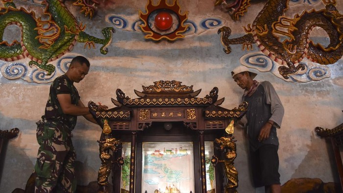 Intip Tradisi Memandikan Patung Dewa-Dewi di Kampung Kerukunan Ciamis Warga Tionghoa memandikan patung dewa di Klenteng Hok Tek Bio, Kampung Kerukunan, Kabupaten Ciamis, Jawa Barat, Minggu (26/1/2025). Tradisi memandikan patung dewa dan membersihkan altar itu sebagai simbol penyucian diri sekaligus memohon keberkahan serta untuk menciptakan kenyamanan bagi umat yang akan beribadah pada Tahun Baru Imlek 2576. ANTARA FOTO/Adeng Bustomi/tom.
