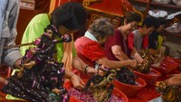 Warga Tionghoa memandikan patung dewa di Klenteng Hok Tek Bio, Kampung Kerukunan, Kabupaten Ciamis, Jawa Barat, Minggu (26/1/2025).