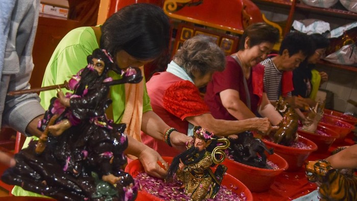 Intip Tradisi Memandikan Patung Dewa-Dewi di Kampung Kerukunan Ciamis Warga Tionghoa memandikan patung dewa di Klenteng Hok Tek Bio, Kampung Kerukunan, Kabupaten Ciamis, Jawa Barat, Minggu (26/1/2025). Tradisi memandikan patung dewa dan membersihkan altar itu sebagai simbol penyucian diri sekaligus memohon keberkahan serta untuk menciptakan kenyamanan bagi umat yang akan beribadah pada Tahun Baru Imlek 2576. ANTARA FOTO/Adeng Bustomi/tom.