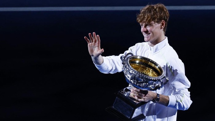 Tennis - Australian Open - Melbourne Park, Melbourne, Australia - January 26, 2025 Italys Jannik Sinner poses with the trophy after winning the final against Germanys Alexander Zverev REUTERS/Kim Kyung-Hoon