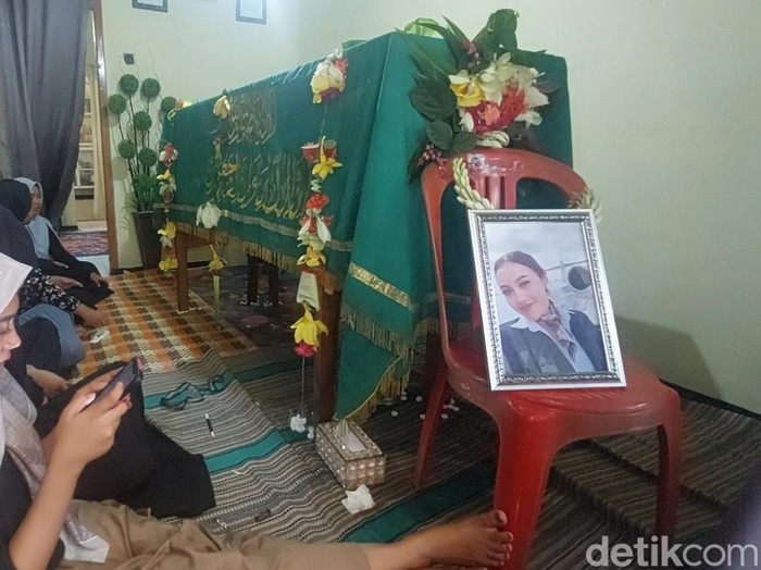 Jenazah pramugari Osima Yukari yang menjadi salah satu korban tewas kebakaran Glodok Plaza, di rumah duka Kendal, Minggu (26/1/2025).