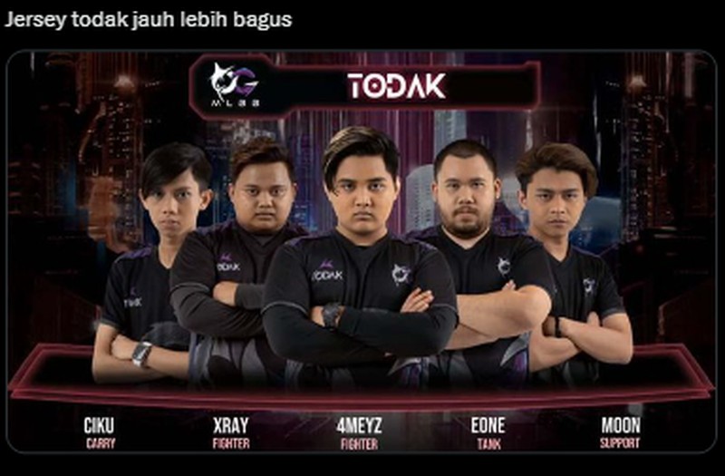 Timnas sepakbola Malaysia resmi merilis jersey baru. Orang-orang menyebut jersey ini seperti seragam wasit dan mirip seperti yang dipakai pemain shaolin soccer.