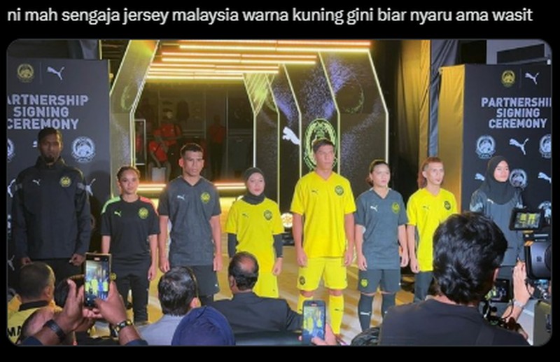 Timnas sepakbola Malaysia resmi merilis jersey baru. Orang-orang menyebut jersey ini seperti seragam wasit dan mirip seperti yang dipakai pemain shaolin soccer.