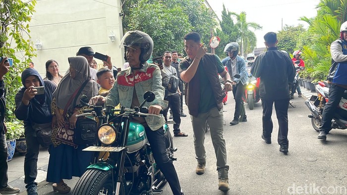 Jokowi naik motor touring Imlek di Solo, Minggu (26/1/2025).