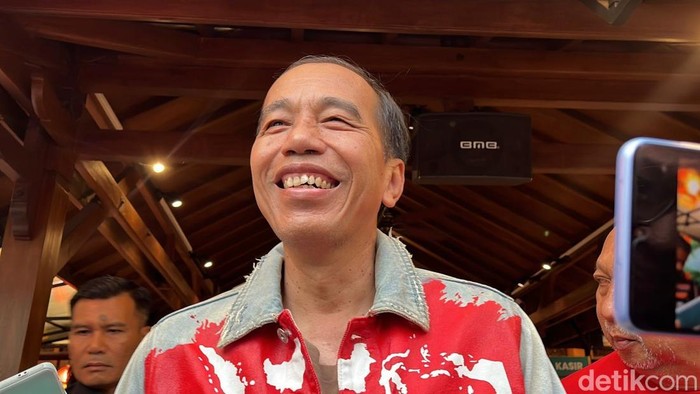 Jokowi naik motor touring Imlek di Solo, Minggu (26/1/2025).