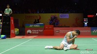Kunlavut kemudian sampai ke game point, 20-14. Jojo sempat berhasil memperkecil jarak, tapi akhirnya tetap harus tunduk 17-21. Final Indonesia Masters 2025 di nomor tunggal putra ini masuk ke gim ketiga! Jonatan mengawali gim ketiga dengan merebut poin pertama. Tapi setelah itu Kunlavut langsung menyamakan dan berbalik unggul. Gantian Jojo merespons dengan gantian menyamakan kedudukan dalam skor 3-3. Langsung sengit! 