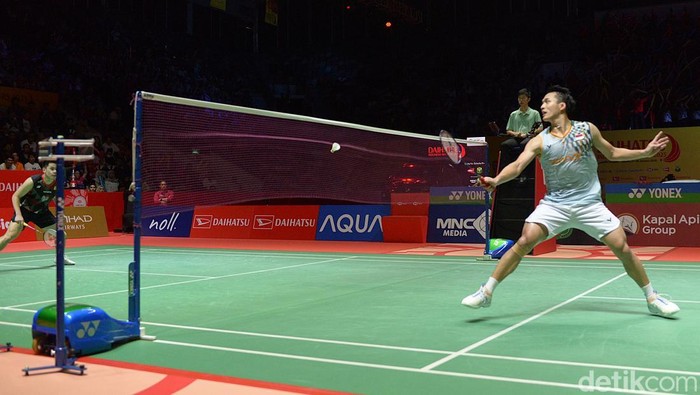 Jonatan Christie Kalah dari Wakil Thailand di Final Indonesia Masters 2025 Tunggal putra Indonesia Jonatan Christie tunduk di tangan pemain Thailand Kunlavut Vitidsarn dalam final Indonesia Masters 2025. Jojo kalah dalam partai rubber game 21-18, 17-21, dan 18-21, Minggu (26/1/2025).