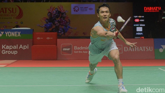 Jonatan Christie Kalah dari Wakil Thailand di Final Indonesia Masters 2025 Tunggal putra Indonesia Jonatan Christie tunduk di tangan pemain Thailand Kunlavut Vitidsarn dalam final Indonesia Masters 2025. Jojo kalah dalam partai rubber game 21-18, 17-21, dan 18-21, Minggu (26/1/2025).