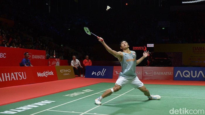 Tunggal putra Indonesia Jonatan Christie tunduk di tangan pemain Thailand Kunlavut Vitidsarn dalam final Indonesia Masters 2025. Jojo kalah dalam partai rubber game 21-18, 17-21, dan 18-21, Minggu (26/1/2025).