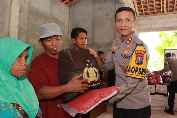 Kapolres Ponorogo saat memberikan bantuan kepada korban longsor