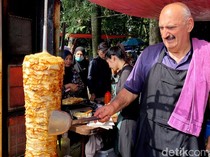 Lezatnya Kebab Turki Viral di Lapangan Tegalega Bandung