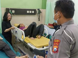 Sigra Pecah Ban Hantam Bus NS Trans di Tol Ngawi, 2 Orang Tewas