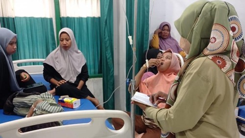 Korban keracunan massal yang dirawat di Puskesmas Sape, Kabupaten Bima, NTB, Minggu (26/1/2025) malam. (Dok. Istimewa)