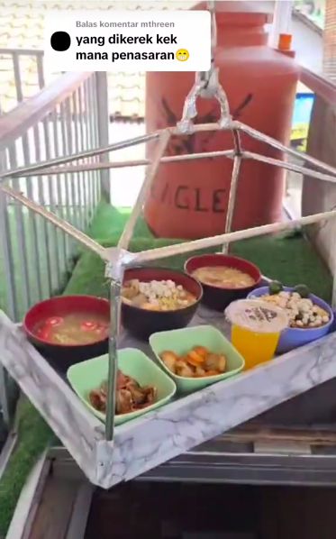 Kreatif! Warung Seblak Ini Antar Pesanan ke Lantai 2 Pakai Crane