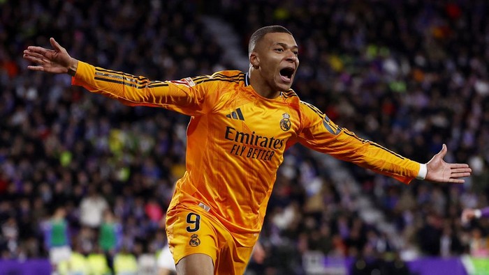 Soccer Football - LaLiga - Real Valladolid v Real Madrid - Estadio Jose Zorrilla, Valladolid, Spain - January 25, 2025 Real Madrids Kylian Mbappe celebrates scoring their second goal REUTERS/Juan Medina