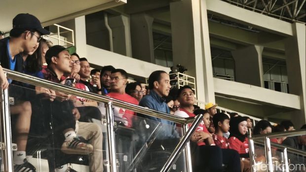 Laga Persis Solo melawan Persija Jakarta di Stadion Manahan, Solo, Minggu (26/1/2025). Jokowi menonton langsung pertandingan ini di stadion.