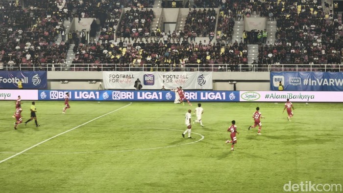 Laga Persis Solo melawan Persija Jakarta di Stadion Manahan, Solo, Minggu (26/1/2025). Jokowi menonton langsung pertandingan ini di stadion.