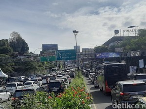 Lalin Padat, Polisi Berlakukan One Way Arah Puncak Pagi Ini
