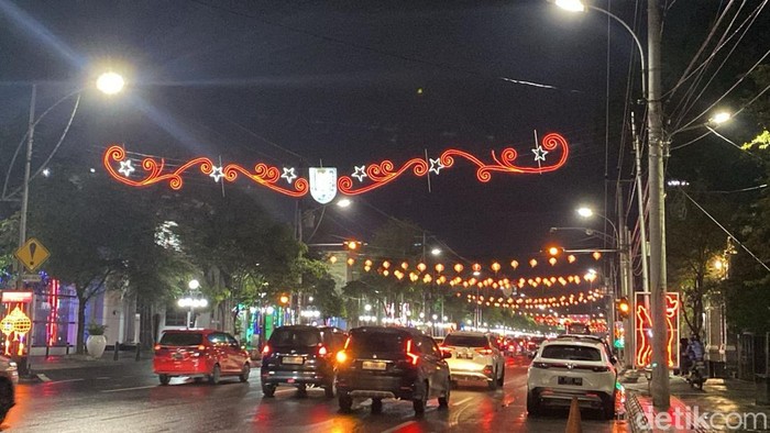 Lampion yang dipasang di Jalan Pemuda, Kelurahan Sekayu, Kecamatan Semarang Tengah, Senin (26/1/2025).