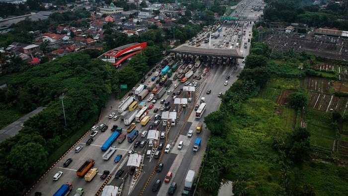 Foto udara kendaraan antre memasuki Pintu Tol Cikupa, Kabupaten Tangerang, Banten, Sabtu (25/1/2025). Memasuki masa libur panjang Isra Miraj dan Tahun Baru Imlek, PT Jasa Marga (Persero) memprediksi sebanyak 1.559.680 kendaraan meninggalkan wilayah Jabotabek melalui jalan tol sepanjang periode  24 Januari - 2 Februari 2025. ANTARA FOTO/Putra M. Akbar/Spt.