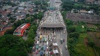 Foto udara kendaraan antre memasuki Pintu Tol Cikupa, Kabupaten Tangerang, Banten, Sabtu (25/1/2025).