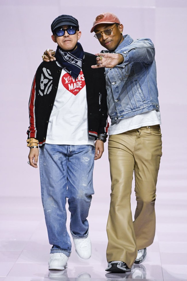 Penampilan Kendrick semakin menandai presensi kembalinya bawahan berpotongan lonceng untuk tren fashion 2025, terutama di ranah busana pria. Pharrell Williams sudah melakukannya terlebih dulu untuk koleksi Louis Vuitton Men’s Fall 2025 yang naik pentas di Paris Fashion Week beberapa waktu lalu. (Foto: Victor VIRGILE/Gamma-Rapho via Getty Images)