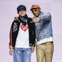 Penampilan Kendrick semakin menandai presensi kembalinya bawahan berpotongan lonceng untuk tren fashion 2025, terutama di ranah busana pria. Pharrell Williams sudah melakukannya terlebih dulu untuk koleksi Louis Vuitton Men’s Fall 2025 yang naik pentas di Paris Fashion Week beberapa waktu lalu. (Foto: Victor VIRGILE/Gamma-Rapho via Getty Images)