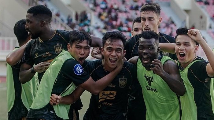 Luapan kegembiraan pemain PSIS Semarang usai menang atas tuan rumah PSBS Biak di pekan 20 Liga 1 2024/2025, Minggu (26/1/2025).