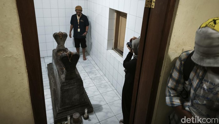 Makam di dalam rumah di Kampung Cokronegaran, Kelurahan Kepatihan Wetan, Kecamatan Jebres, Kota Solo, Minggu (26/1/2025).