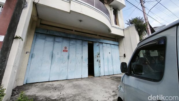 Makam di dalam rumah di Kampung Cokronegaran, Kelurahan Kepatihan Wetan, Kecamatan Jebres, Kota Solo, Minggu (26/1/2025).