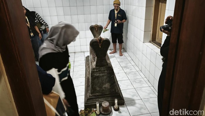 Makam di dalam rumah di Kampung Cokronegaran, Kelurahan Kepatihan Wetan, Kecamatan Jebres, Kota Solo, Minggu (26/1/2025).