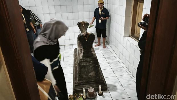 Makam di dalam rumah di Kampung Cokronegaran, Kelurahan Kepatihan Wetan, Kecamatan Jebres, Kota Solo, Minggu (26/1/2025).