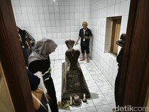 Melihat Makam Kuno Misterius dalam Rumah di Kawasan Pasar Gede Solo