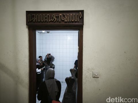 Makam di dalam rumah di Kampung Cokronegaran, Kelurahan Kepatihan Wetan, Kecamatan Jebres, Kota Solo, Minggu (26/1/2025).