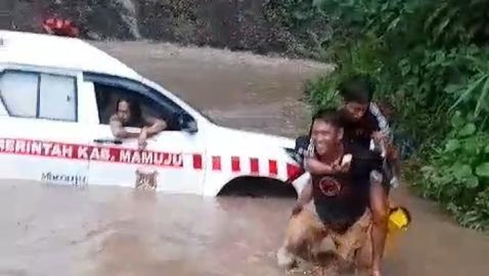 Sebuah mobil ambulans yang membawa pasien rujukan di Kabupaten Mamuju, Sulawesi Barat (Sulbar) nyaris terseret arus saat melewati Sungai Salukayu.