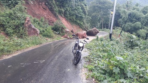 Material longsor berupa dua batu besar menutupi sebagian besar badan jalan di Dusun Lara Lujang, Desa Poco Golo Kempo, Kecamatan Sano Nggoang, Manggarai Barat, NTT, Minggu (26/1/2025). (Istimewa)